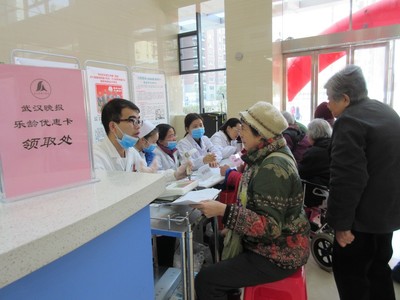 樂齡同行，健康相伴——市六醫院攜手晚報俱樂部為老人送上冬日暖陽